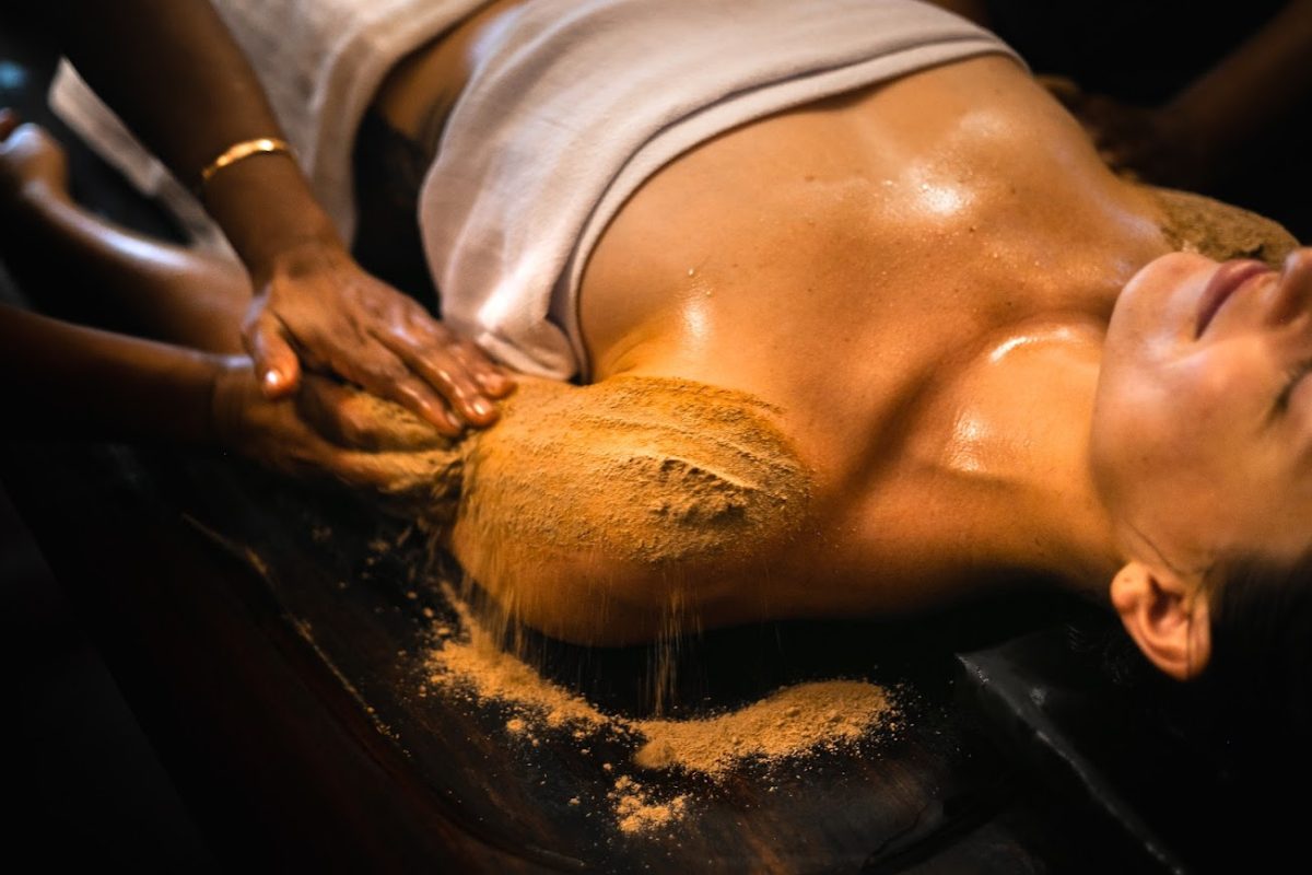 Ayurvedic herbal body therapy during a Panchakarma treatment, illustrating Panchakarma and oxidative stress research