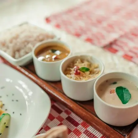 Hormone-balancing foods for PCOD served as a Kerala-style thali with sambar, rice, coconut stew, and fresh salad